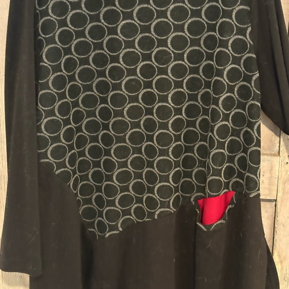 Black and Gray Circle Pattern Top with Red Accent long sleeve xl - Picture 1 of 4